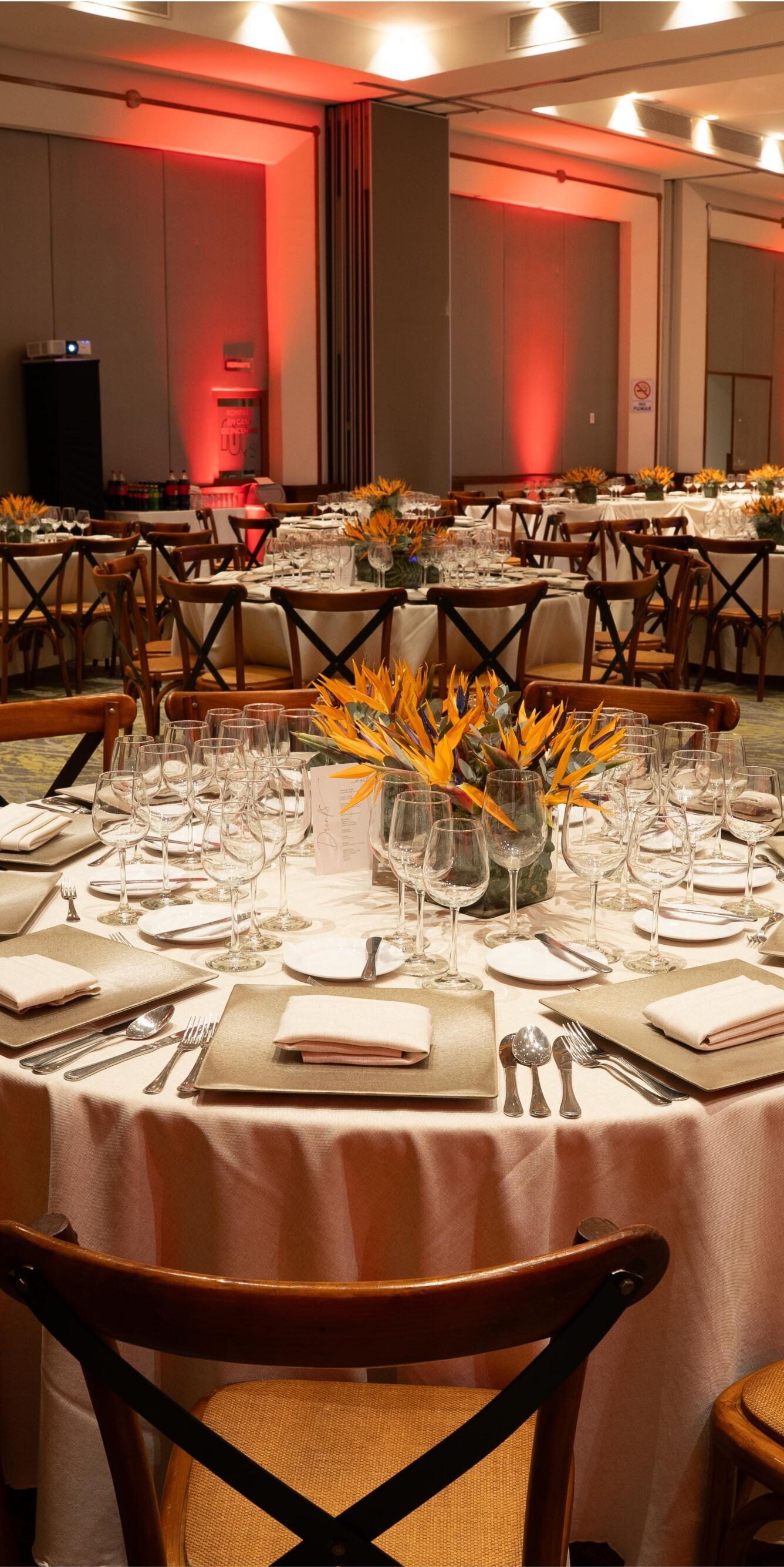 Mesas redondas de banquete con manteles blancos, sillas de madera