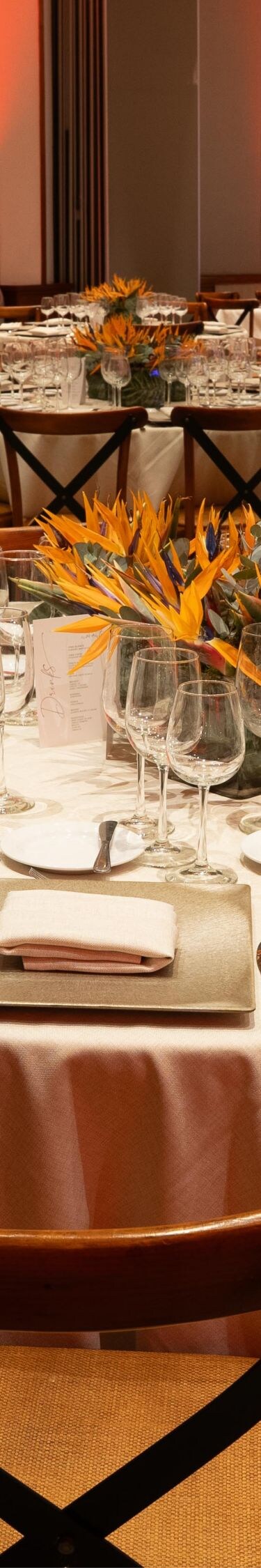 Mesas redondas de banquete con manteles blancos, sillas de madera
