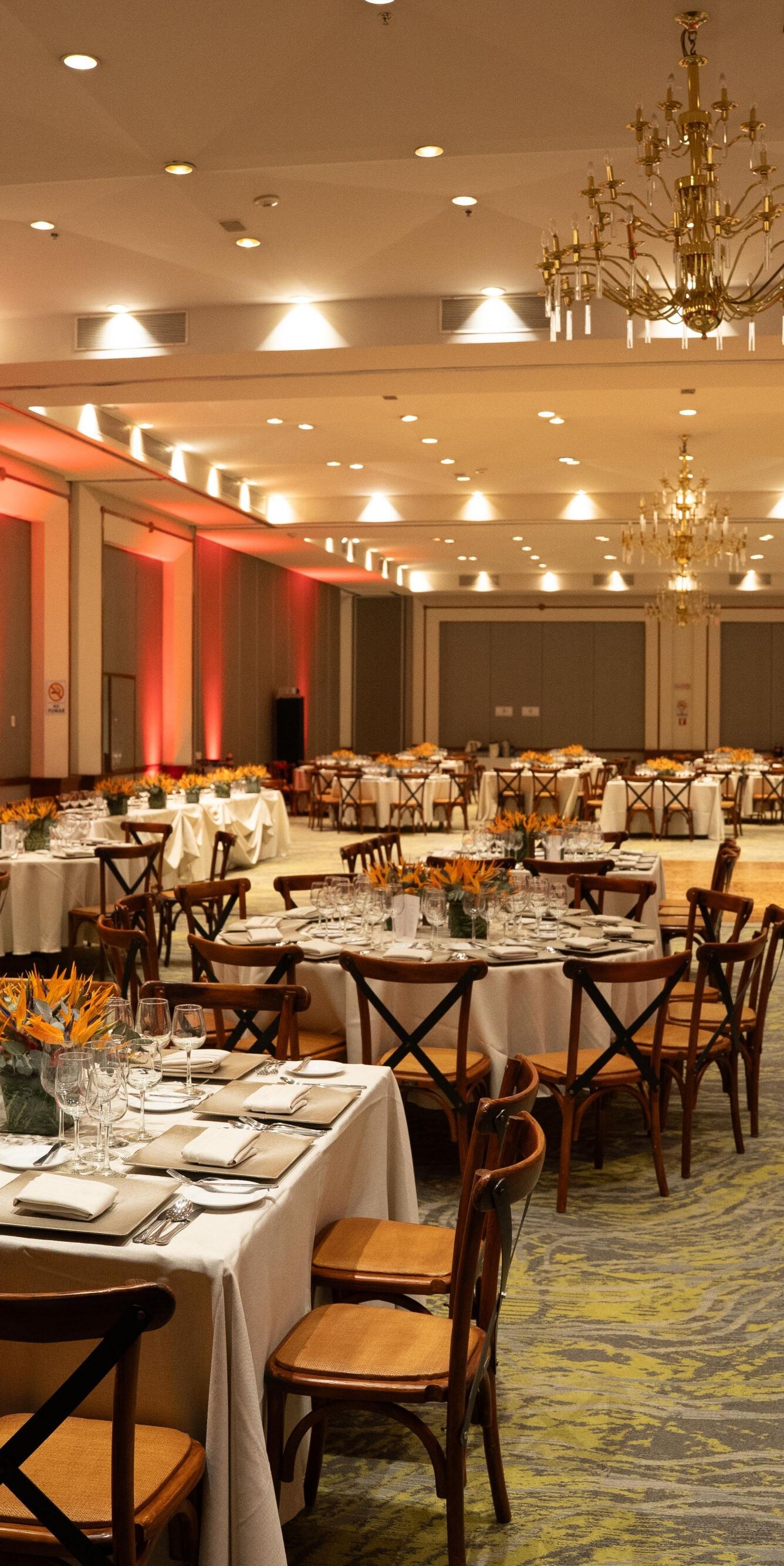 Gran salón de baile con mesas de banquete, lámparas de araña