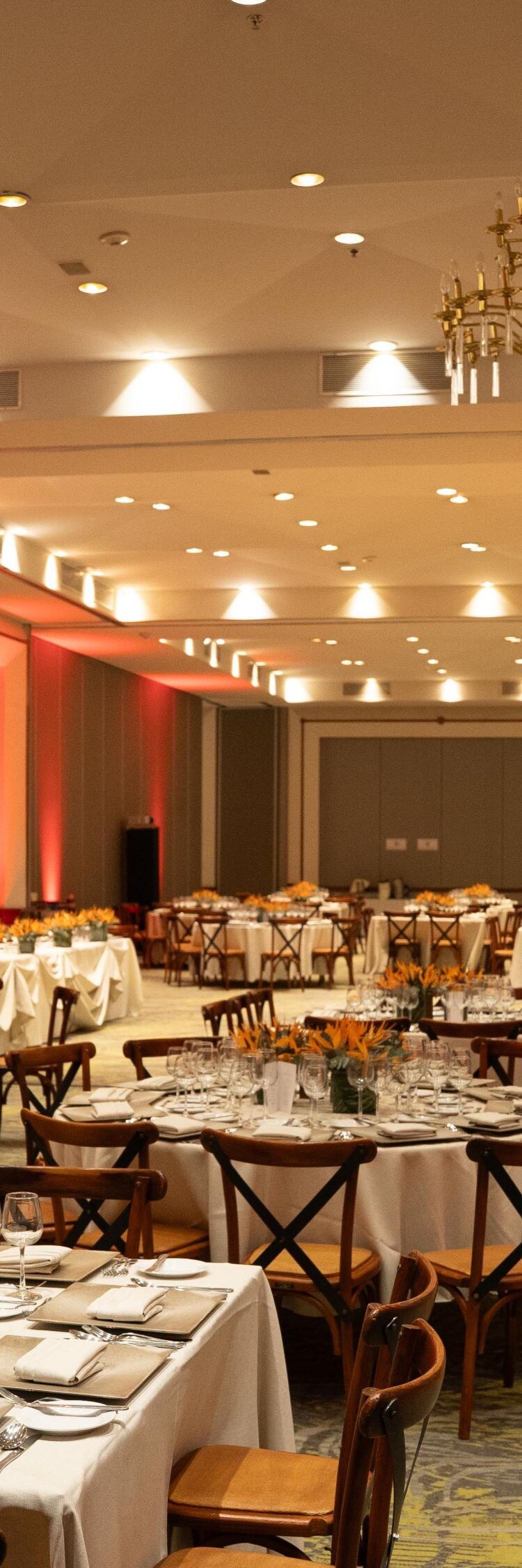 Gran salón de baile con mesas de banquete, lámparas de araña