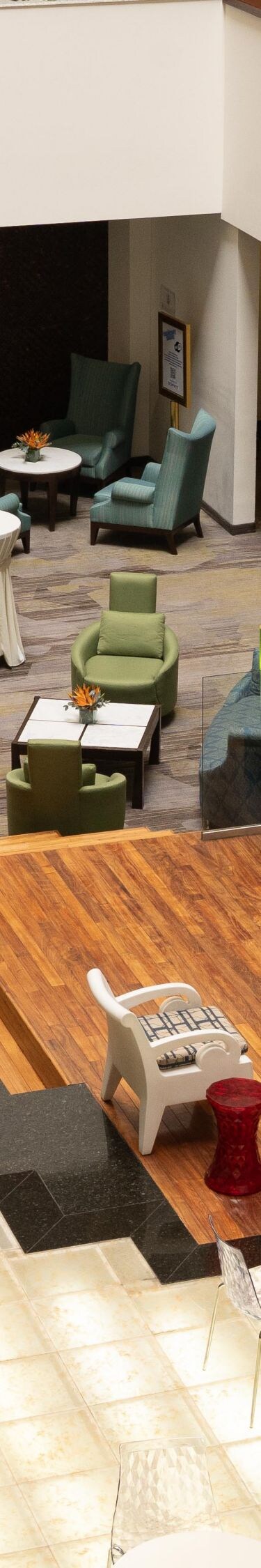 Vestíbulo moderno con asientos de lounge, mesas de cóctel,