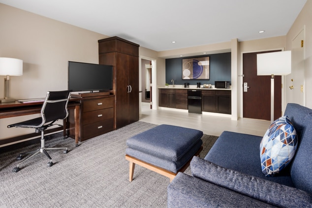 Suite sitting area, fridge and microwave, armoire