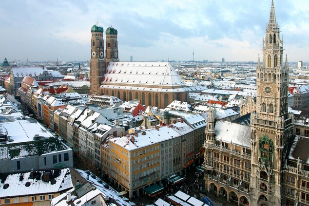 Frauenkirche and City Hall - Winter 