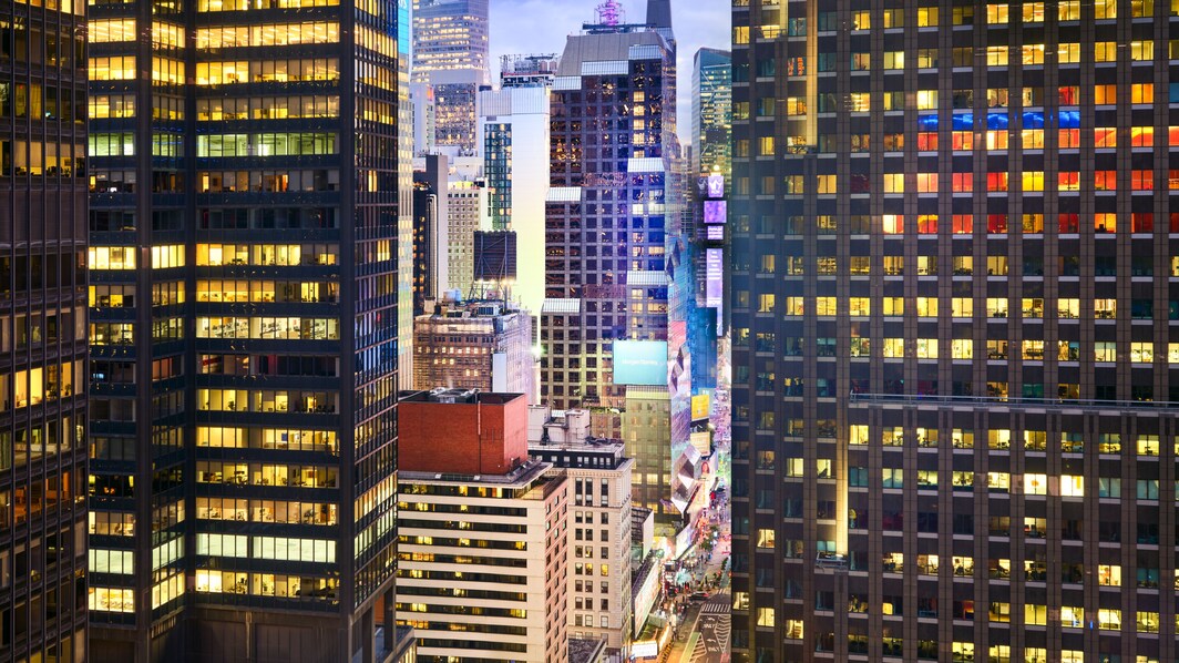 ニューヨークの摩天楼とタイムズスクエアのパーシャルビュー