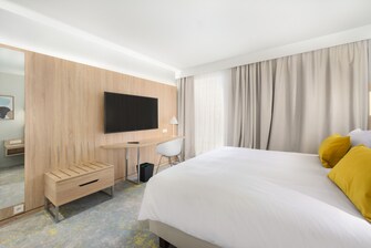 Habitación Deluxe con cama amplia y televisor inteligente