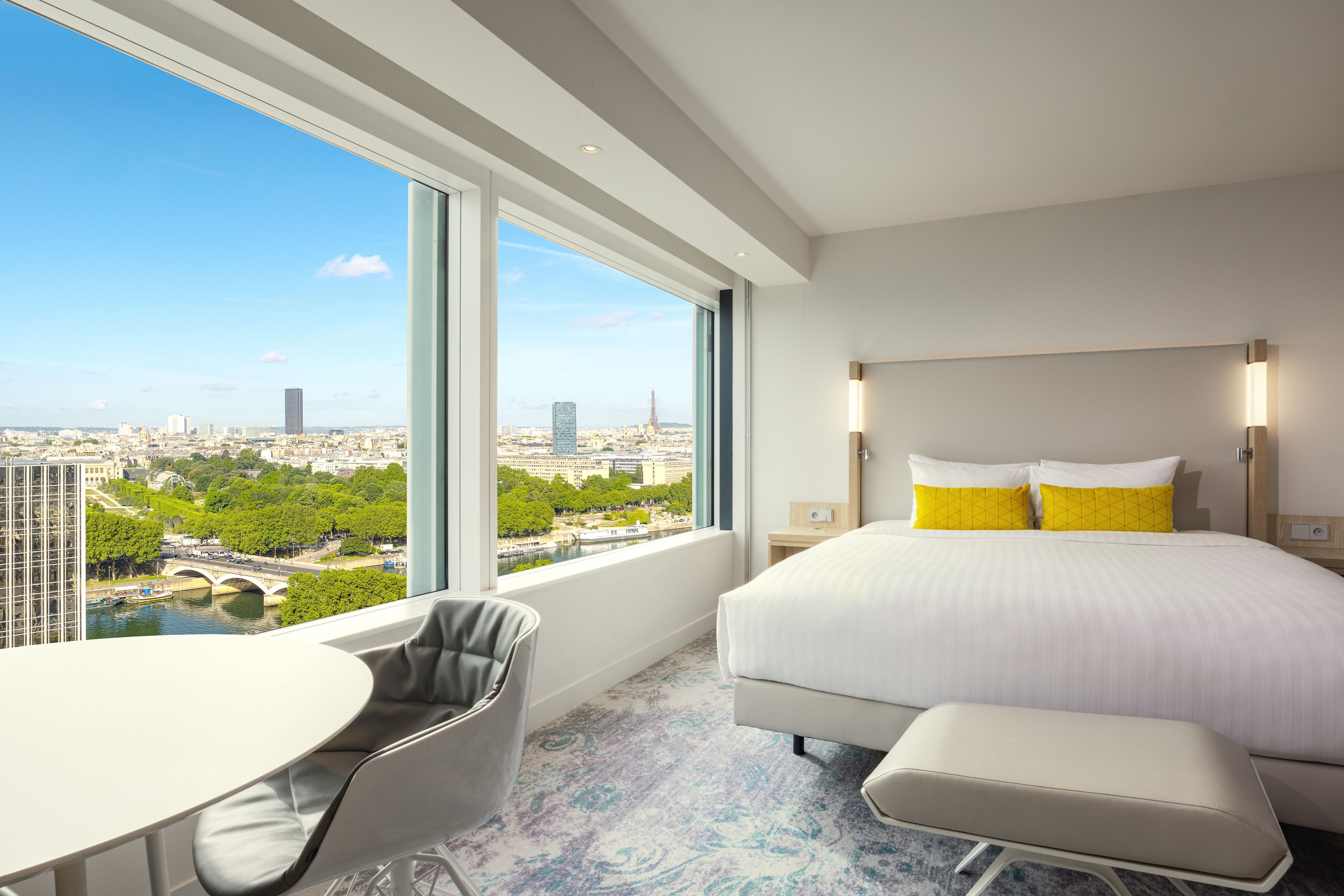 King Guest Room - Eiffel Tower View