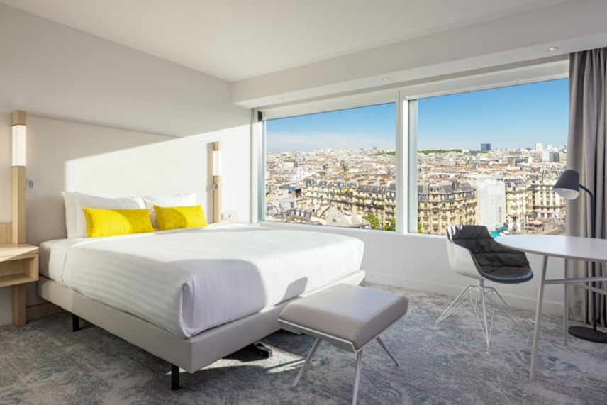 Zimmer mit Kingsize-Bett und Blick auf Paris