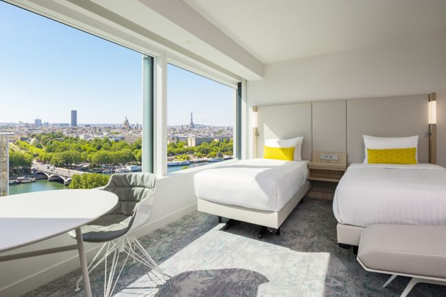 Habitación con dos camas sencillas y vistas a la Torre Eiffel