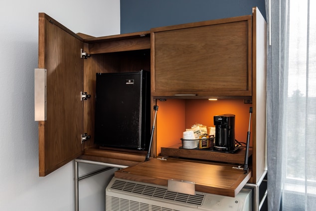 Mini fridge and coffee machines in room 