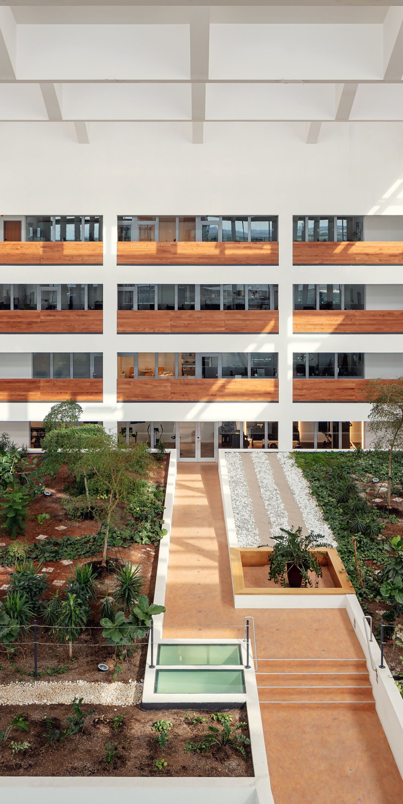 Helles Hotelatrium mit darunterliegendem Garten