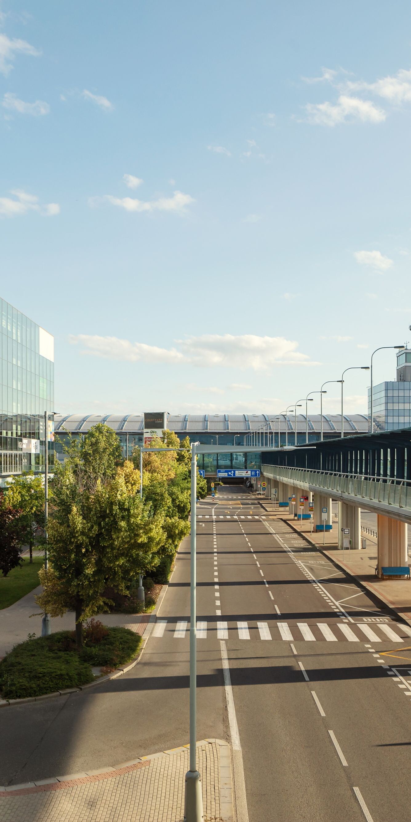 Das Hotel ist über einen Skywalk mit dem Flughafenterminal verbunden.