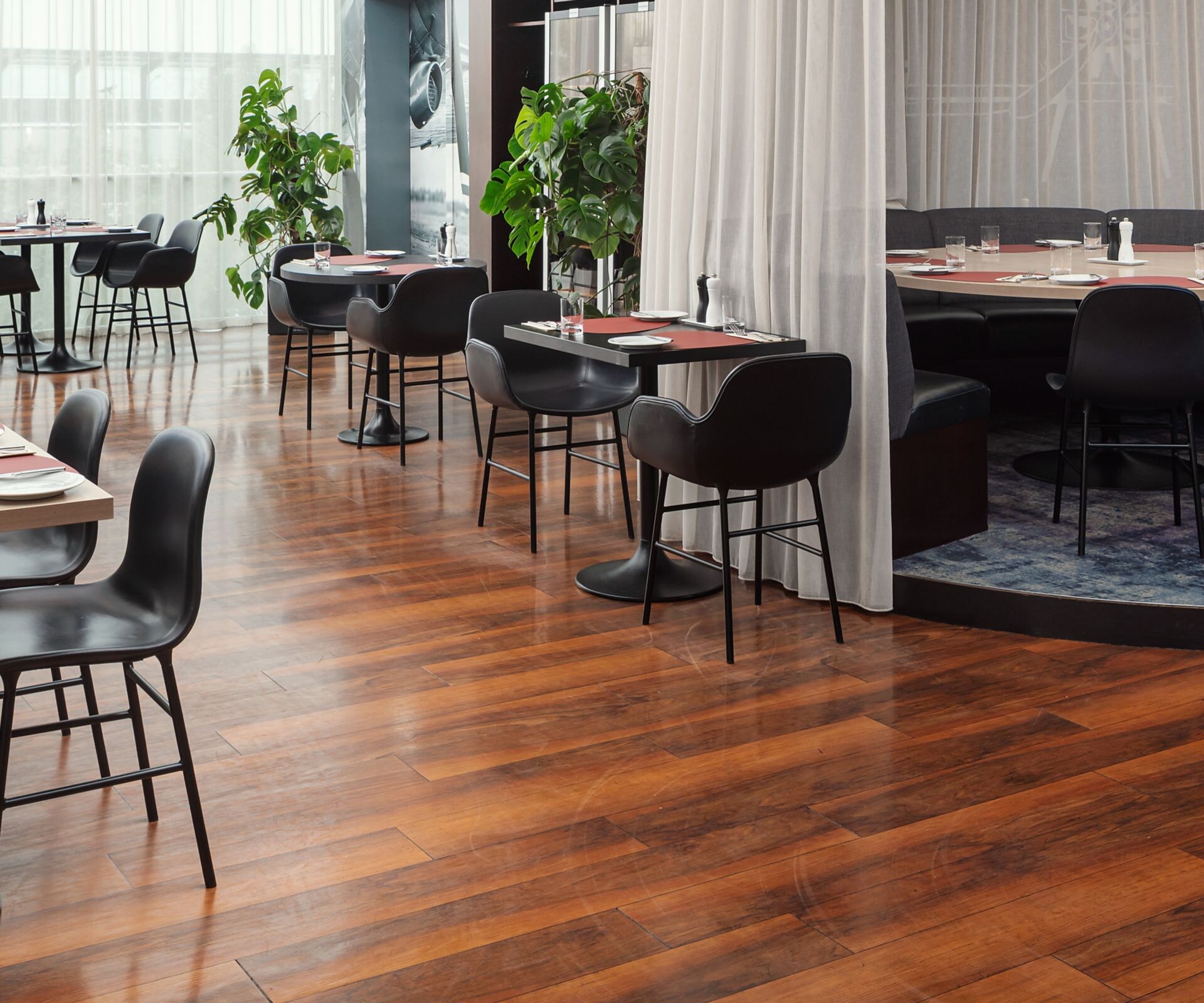 Restaurant mit Sitznischen und Fenstern