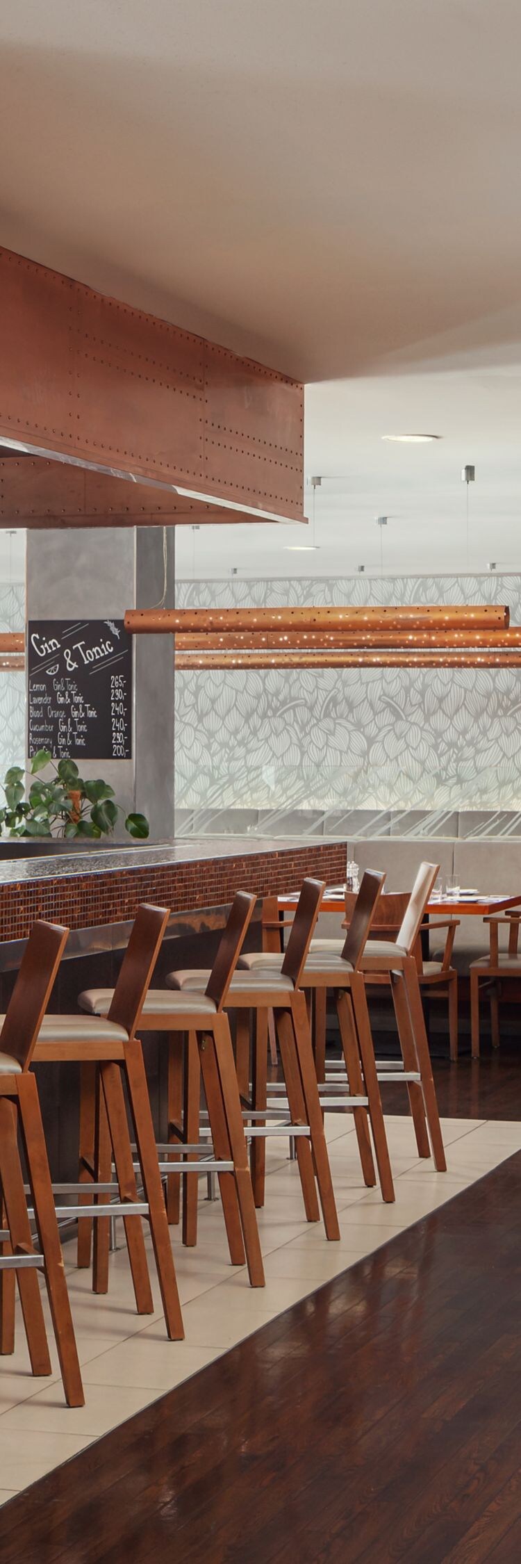 Restaurant with integrated bar area