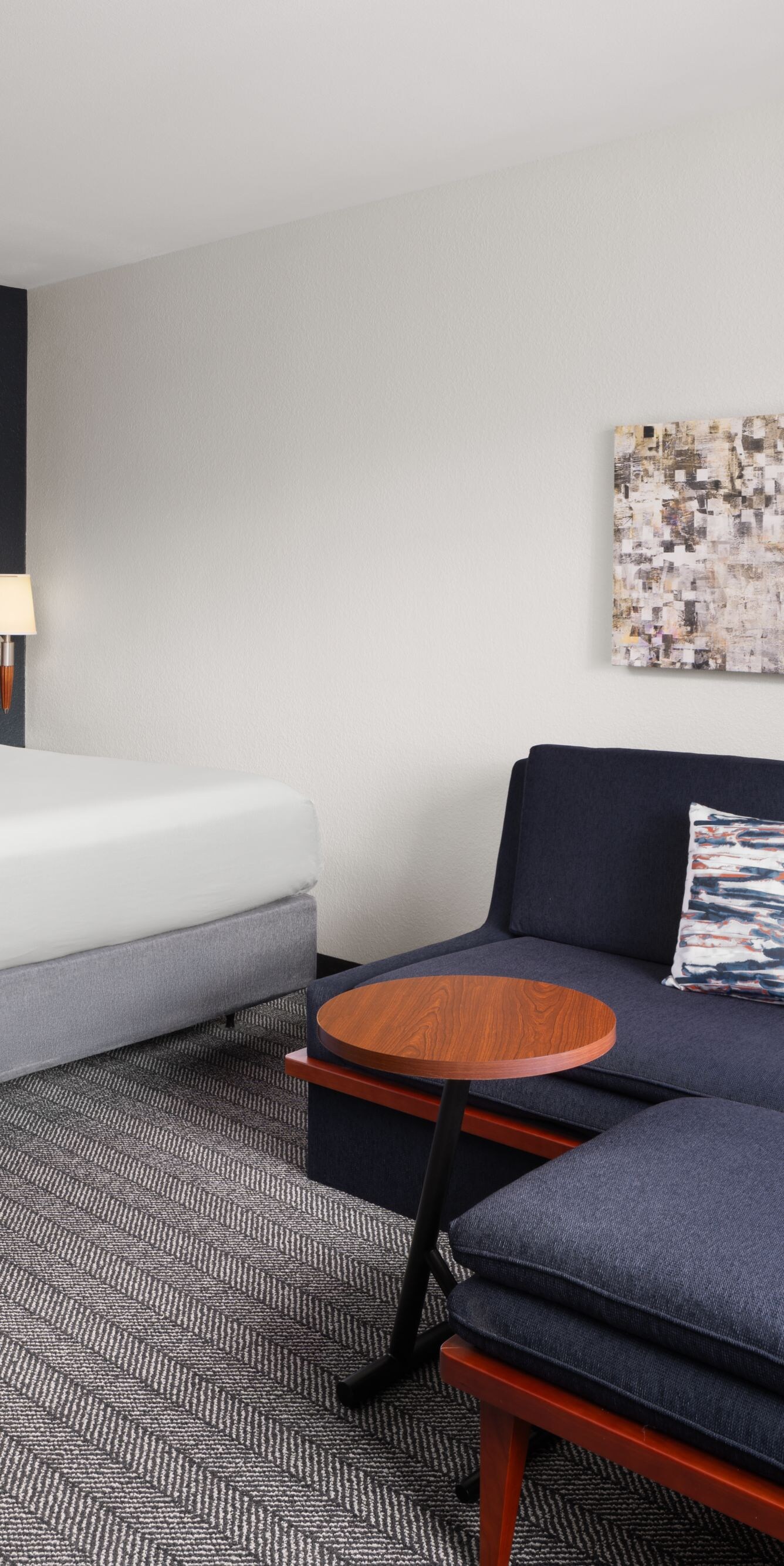 King guest room with sofa bed  and lamp