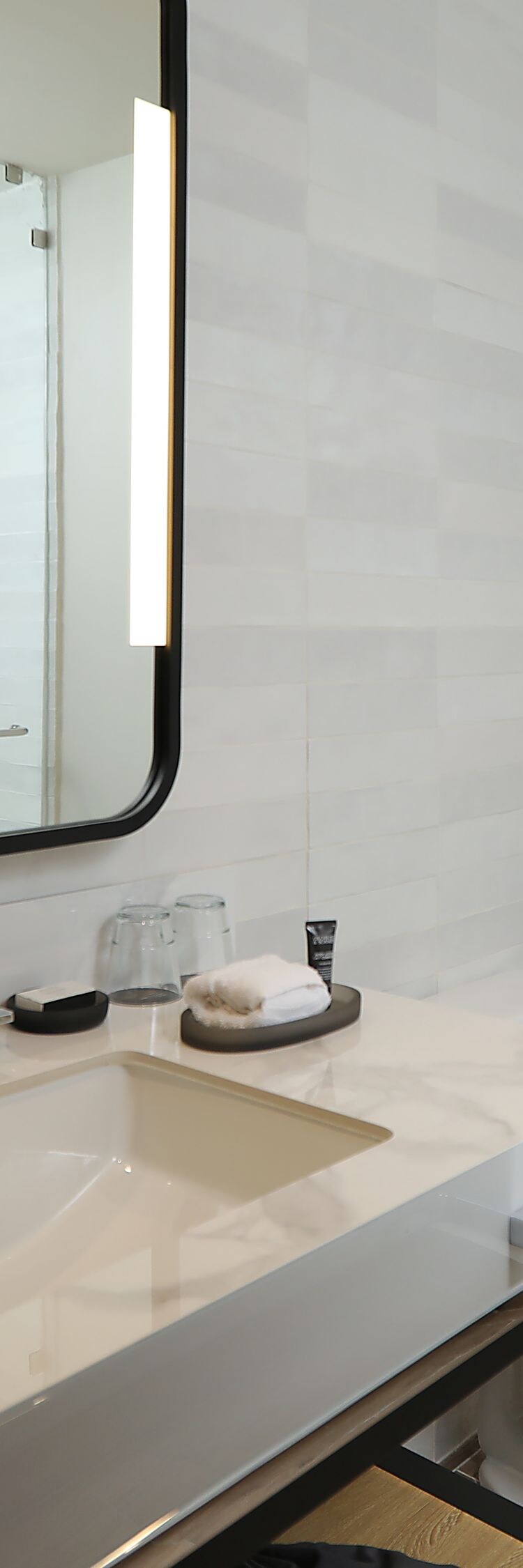 King superior room bathroom.
