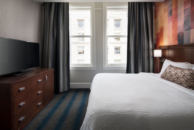 Enjoy extra privacy in our comfortable and recently redone one-bedroom suites with separate sleeping areas. Stay connected with complimentary high-speed Wi-Fi and Smart TVs.
