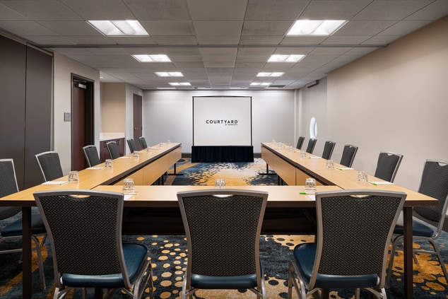 Host your next business meeting in Seattle at our versatile Klondike meeting room with 684 square feet of event space.