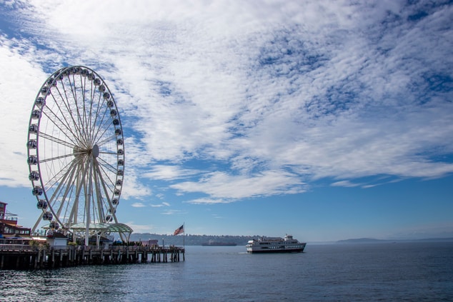 The Seattle Great Wheel and ocean in the daytime.