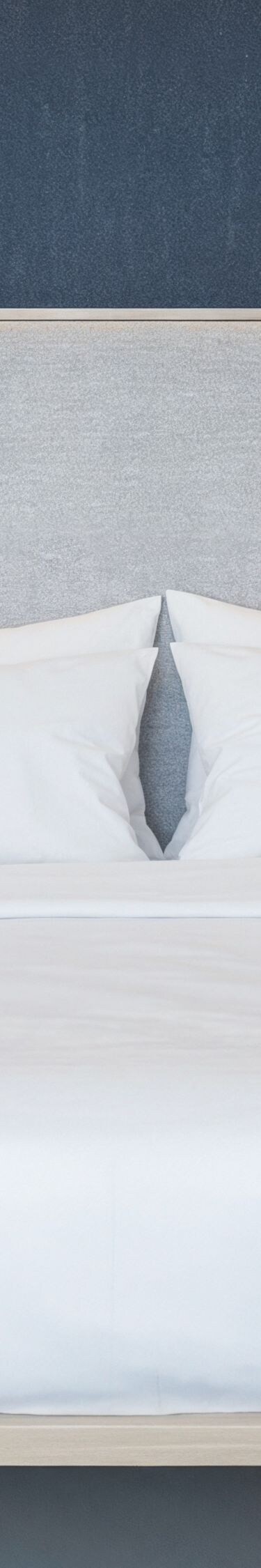 Cama tamaño King con iluminación moderna