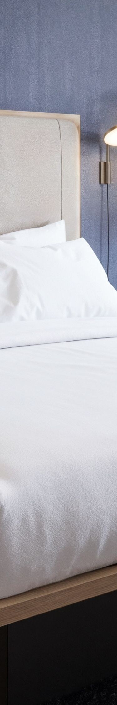 Cama de la habitación con cama tamaño King con luz suave