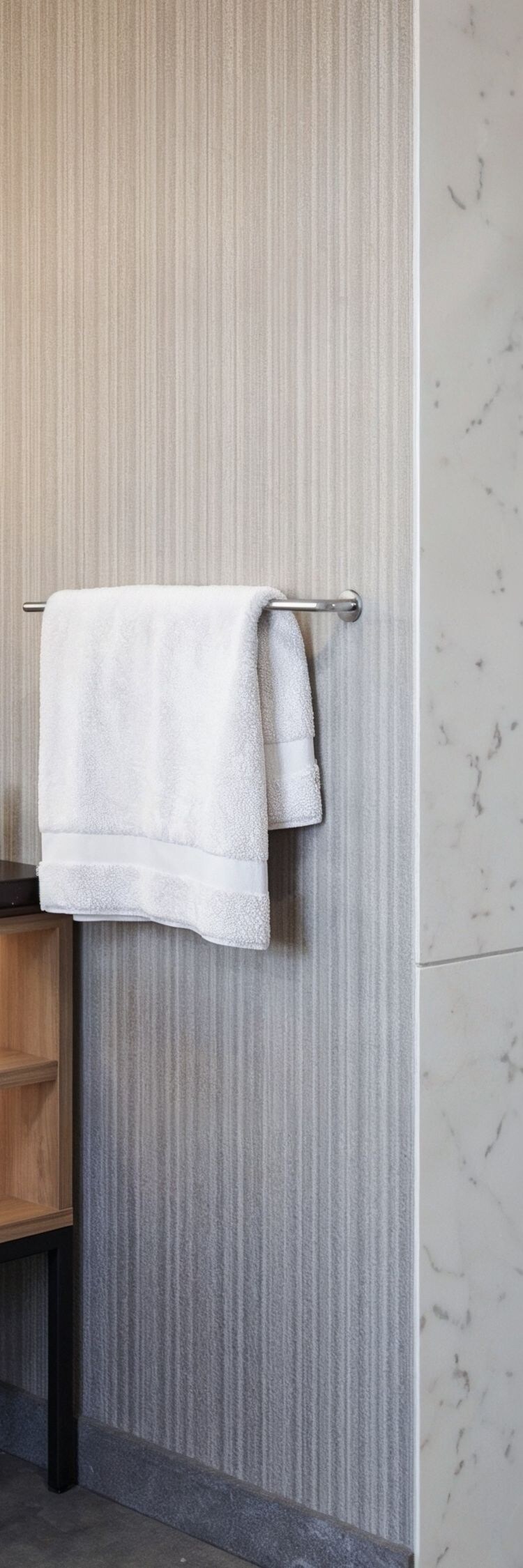 Baño amplio con ducha y tocador