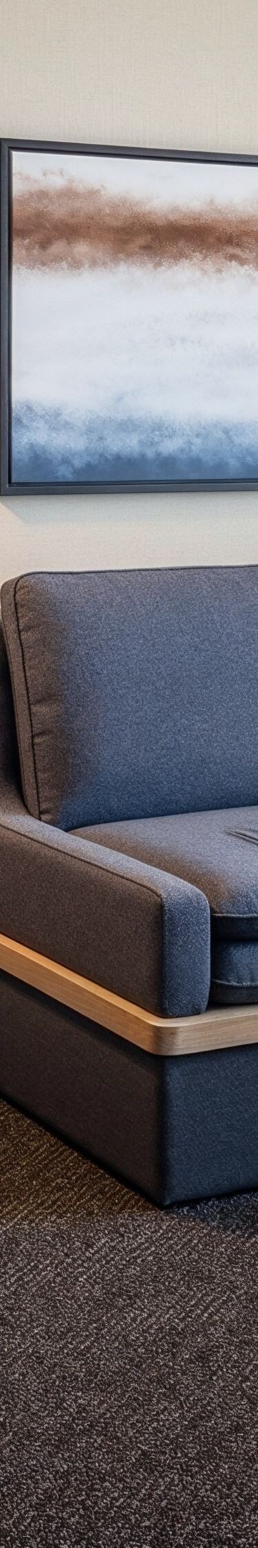 Zona de asientos de la suite con sofá y silla