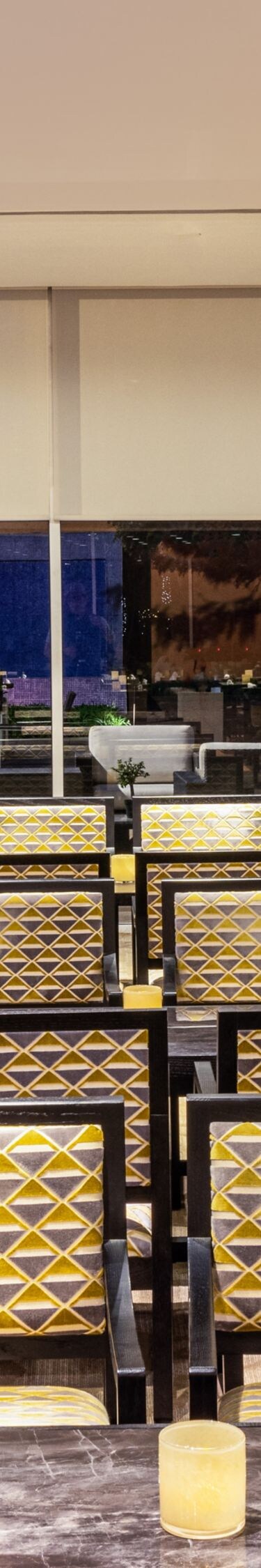 Bar del hotel con mesas, sillas y mesas de banco