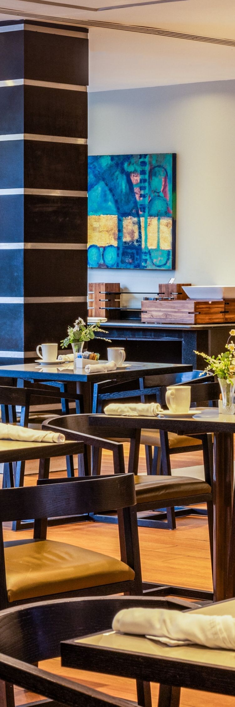 Restaurante del hotel con mesas y sillas