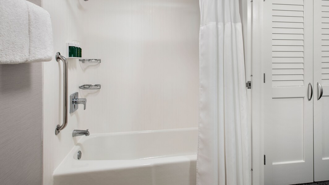 Bodengleiche Badewanne mit Dusche und zweitüriger Wandschrank
