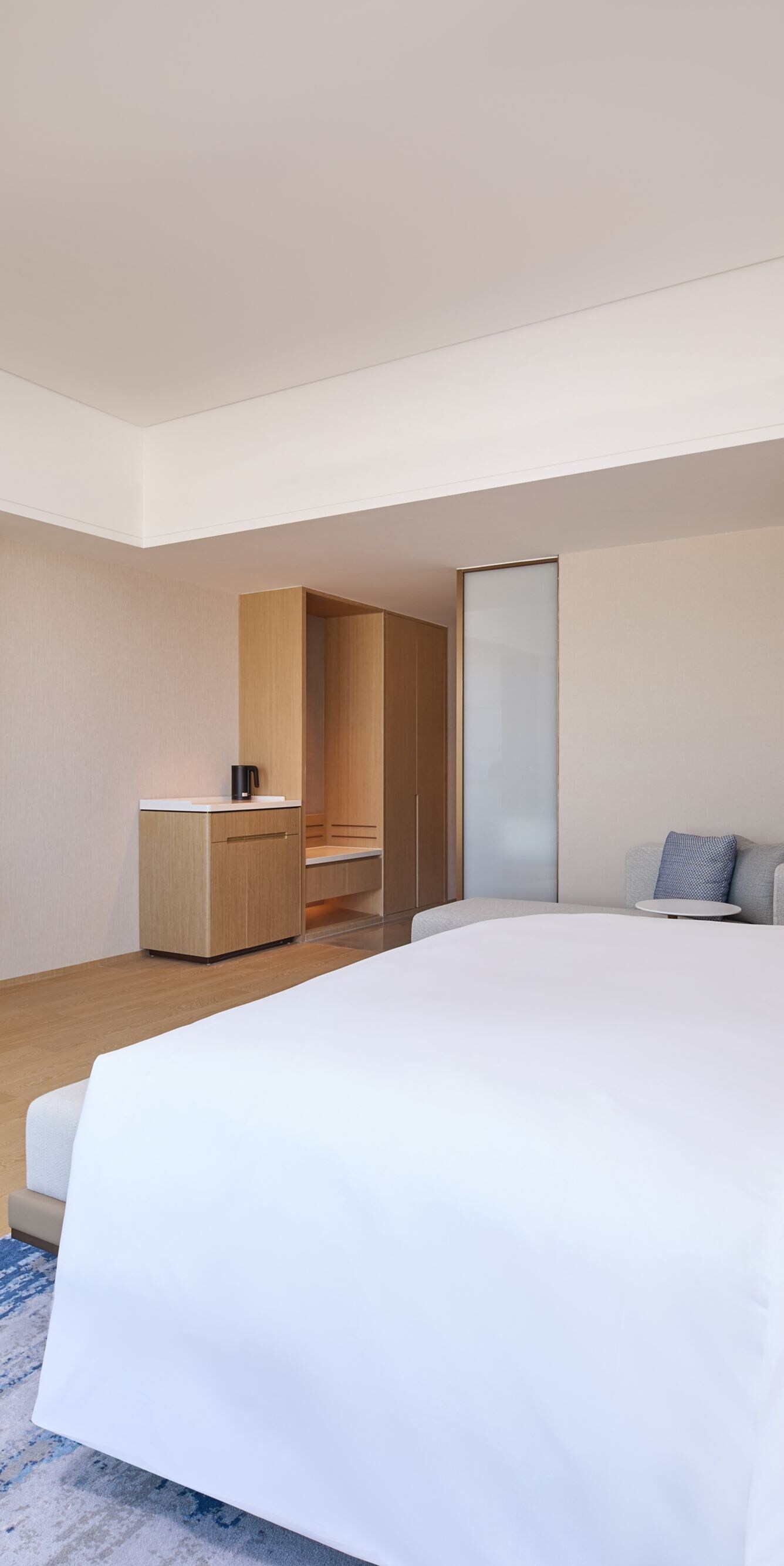 king, king guestroom, bedroom