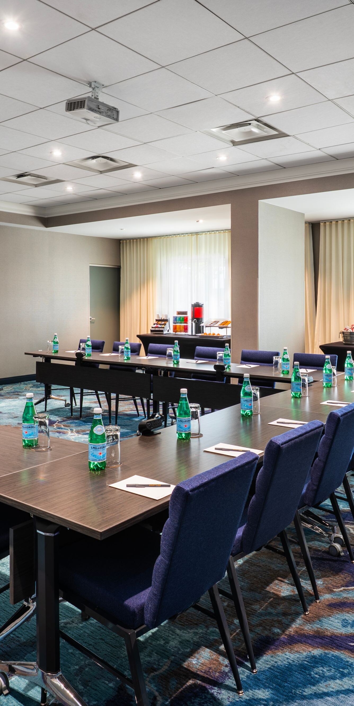 Salle de réunion en configuration en U pour un évènement