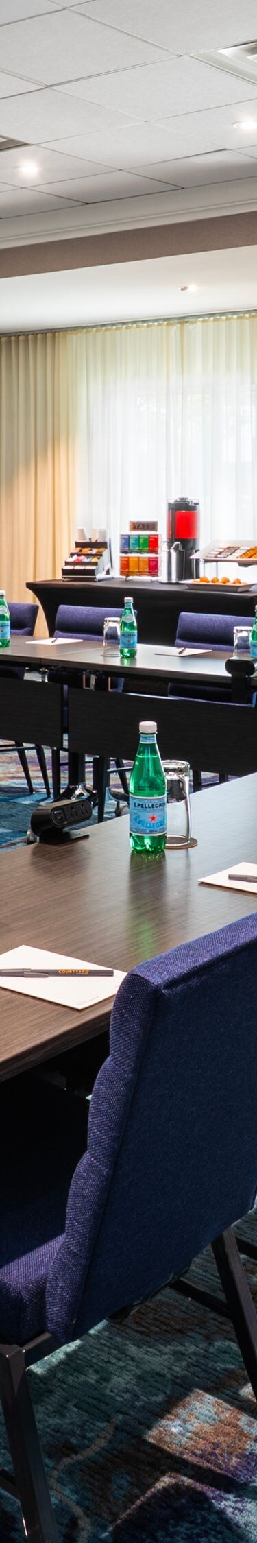 Salle de réunion en configuration en U pour un évènement