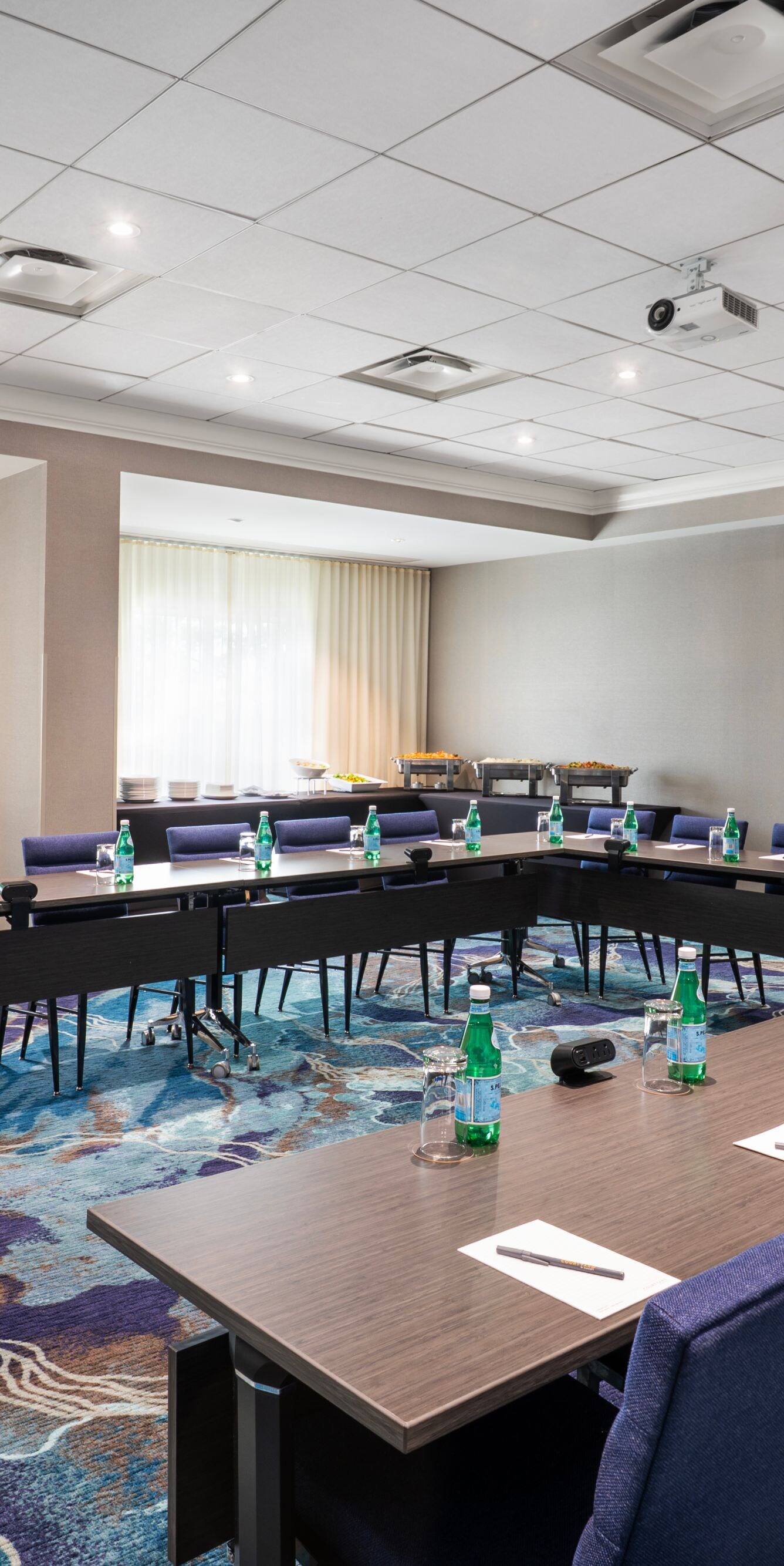 Configuration des tables en U dans une salle dédiée aux évènements