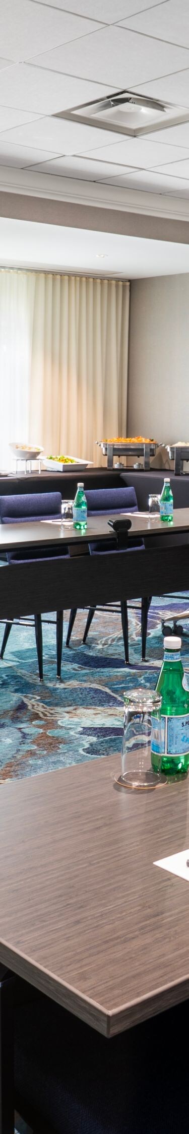 Configuration des tables en U dans une salle dédiée aux évènements
