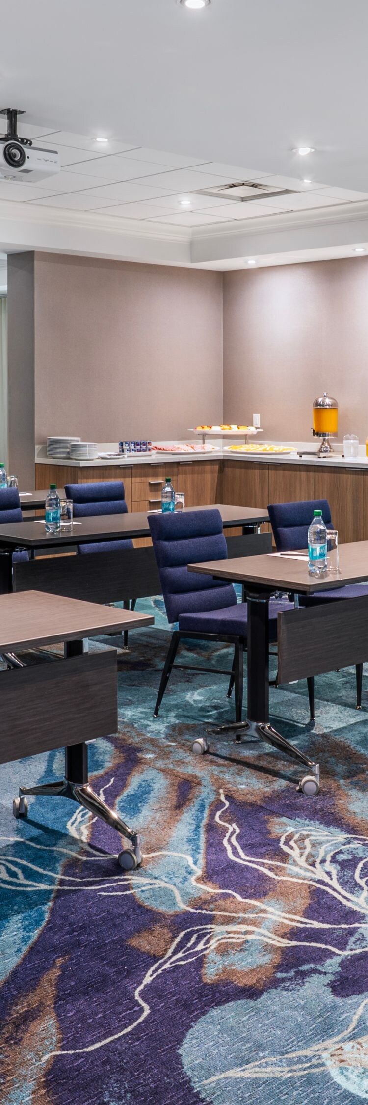 Configuration salle de classe dans un salle de réunion avec rafraîchissements
