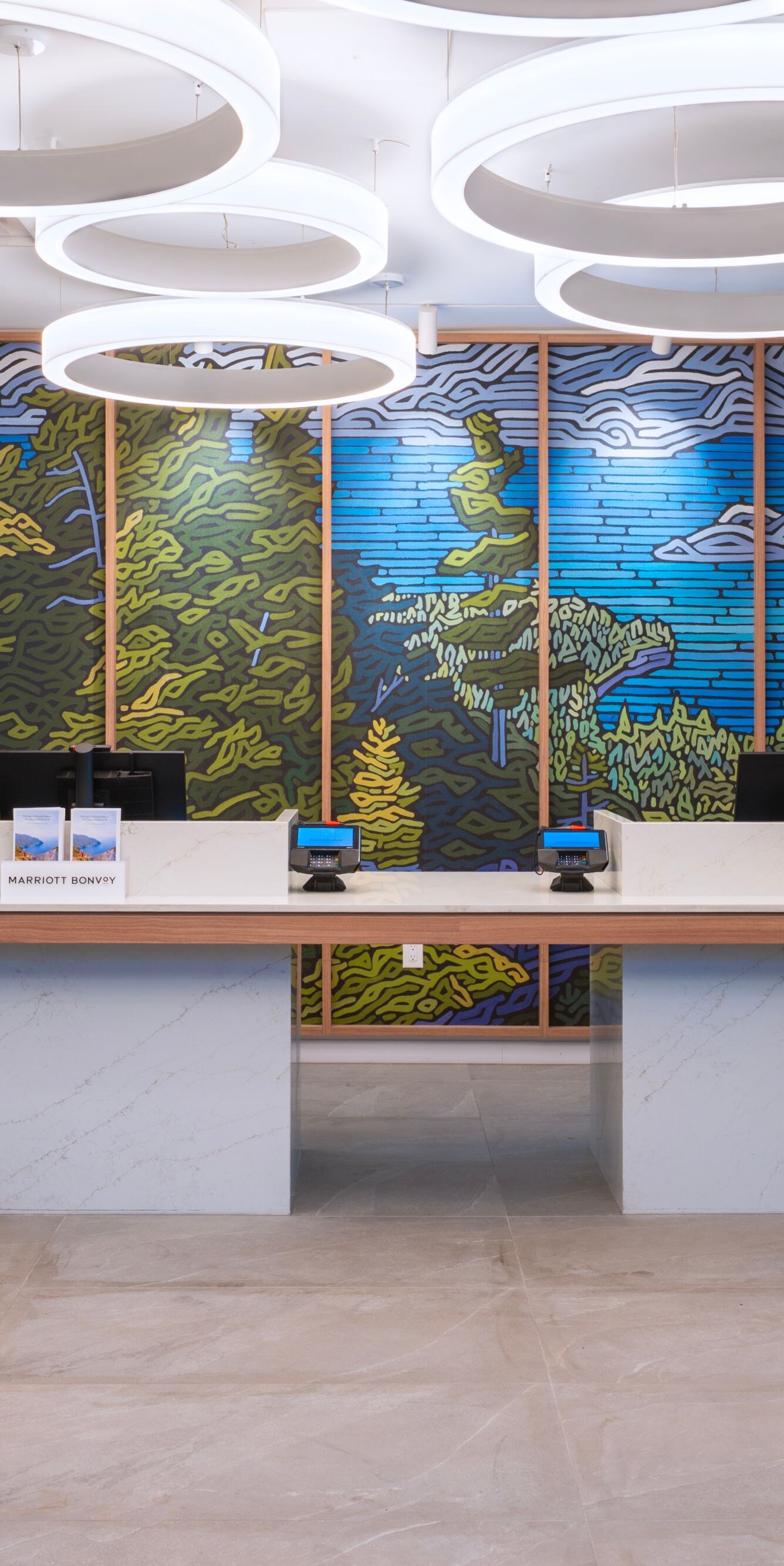Espace check-in à la réception dans le hall de l'hôtel