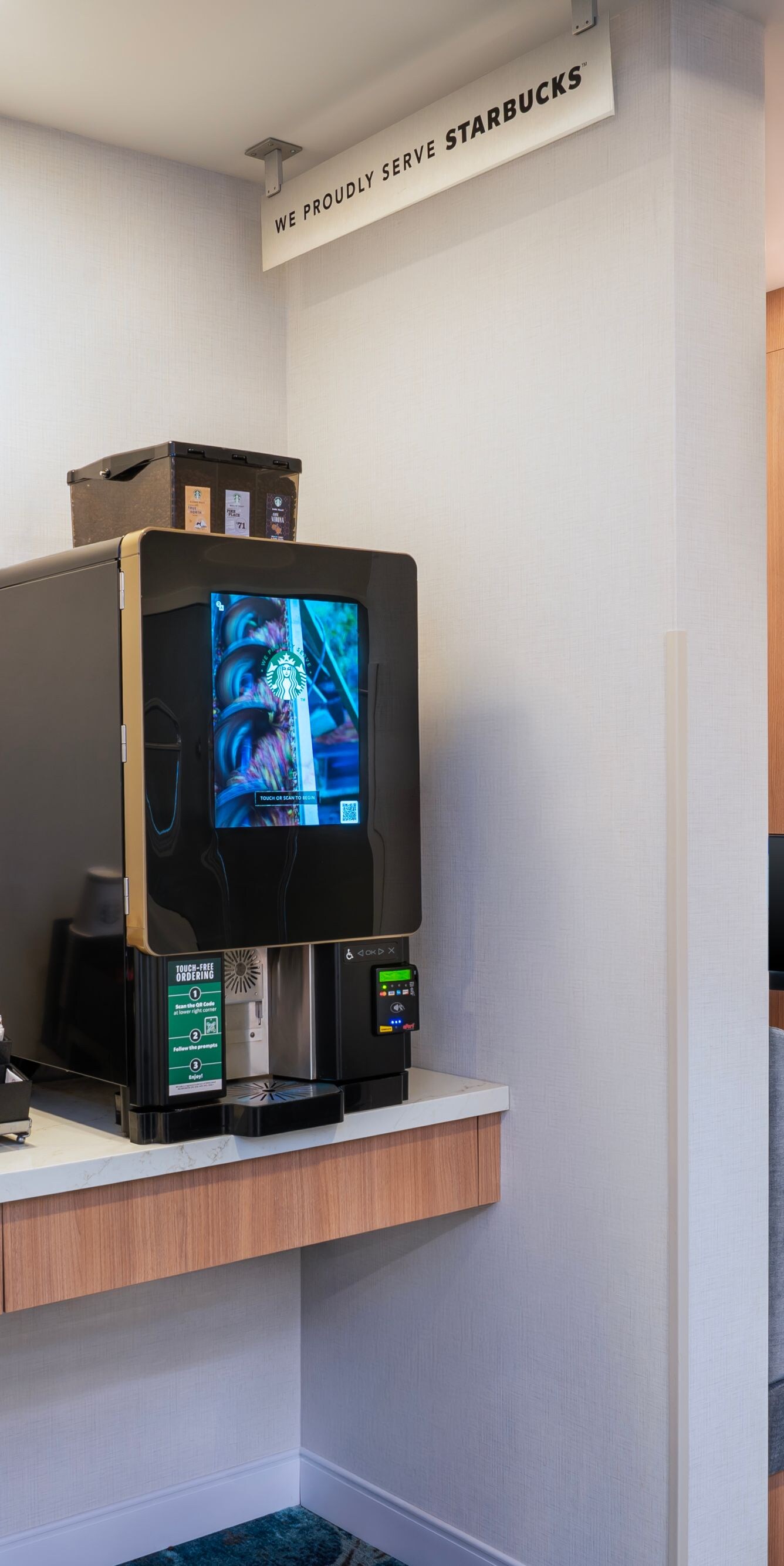 Station de café dans le hall avec cafetière et tasses