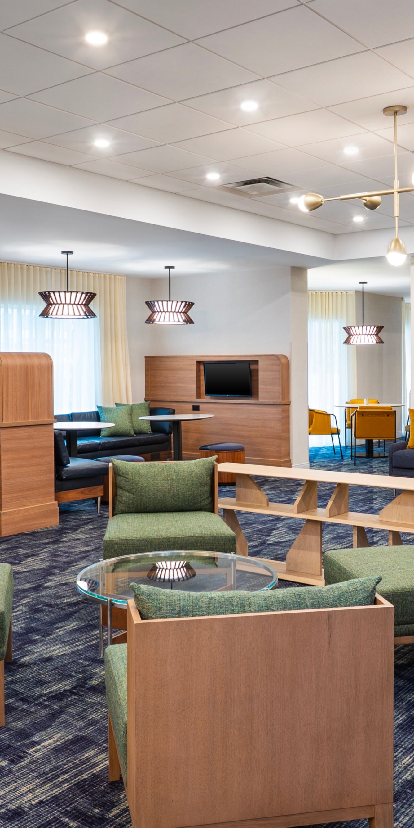 Espace détente dans le hall de l'hôtel avec canapés et fauteuils