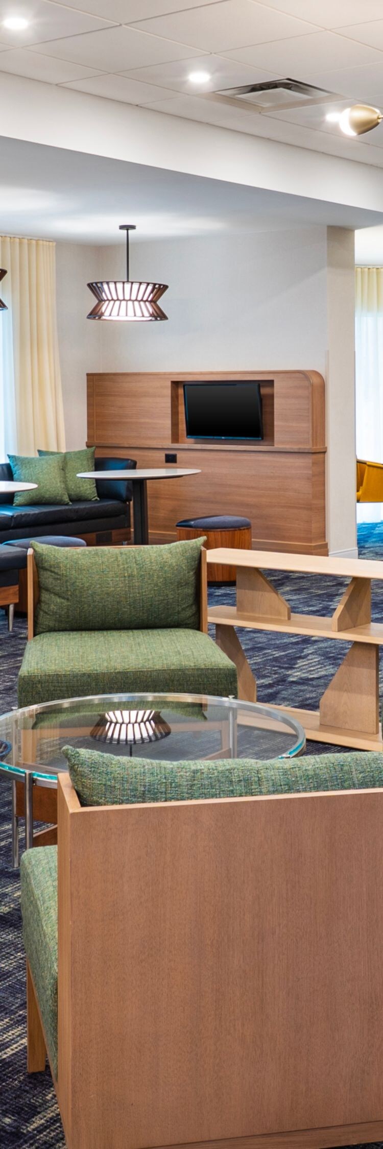 Espace détente dans le hall de l'hôtel avec canapés et fauteuils