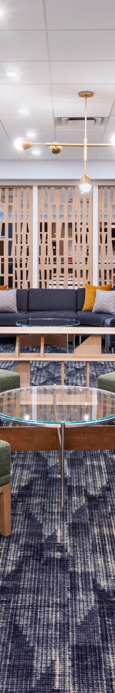 Espace détente dans le hall de l'hôtel avec canapés et fauteuils
