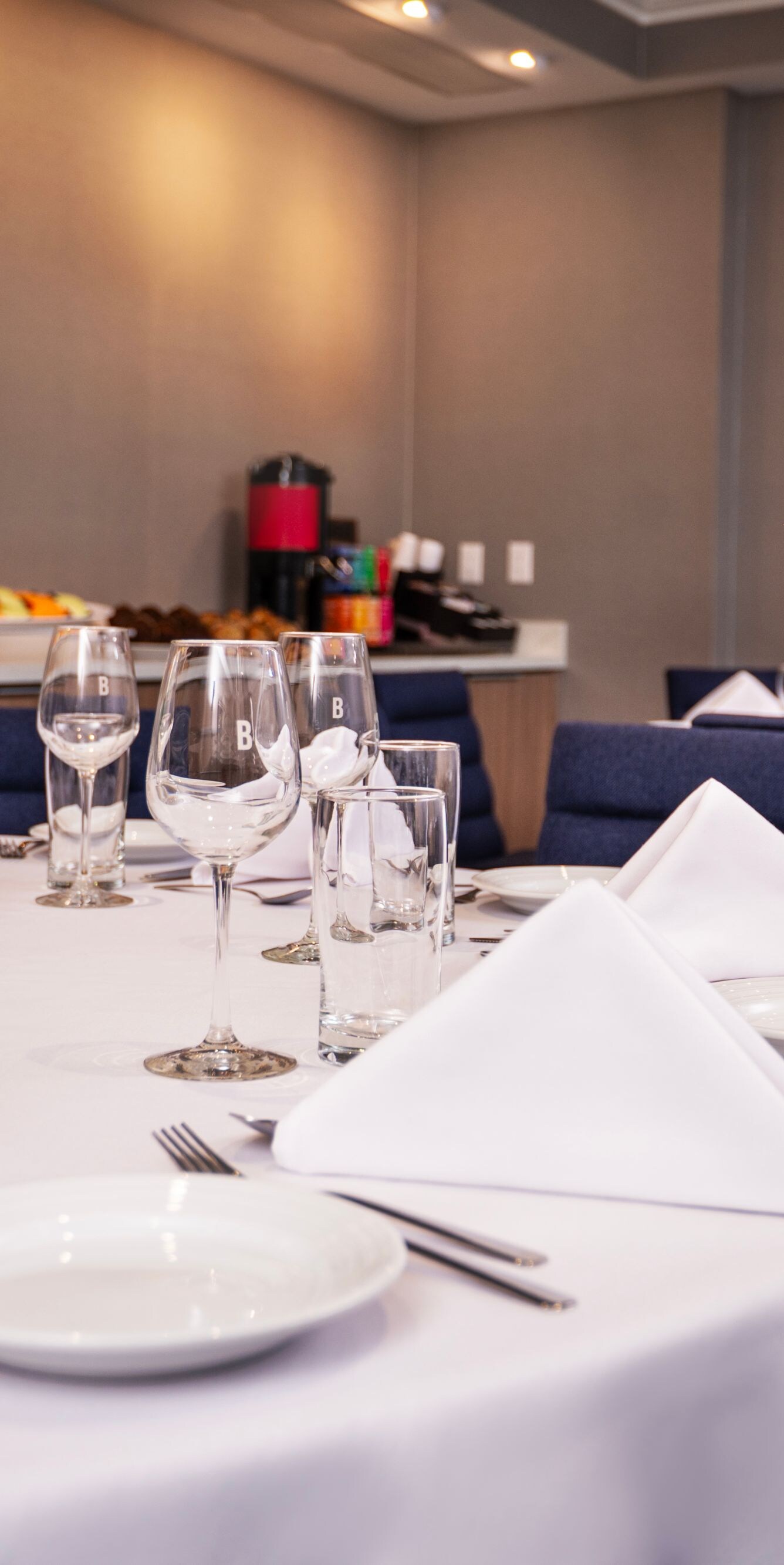 Salle de réunion en configuration tables rondes pour une réception 