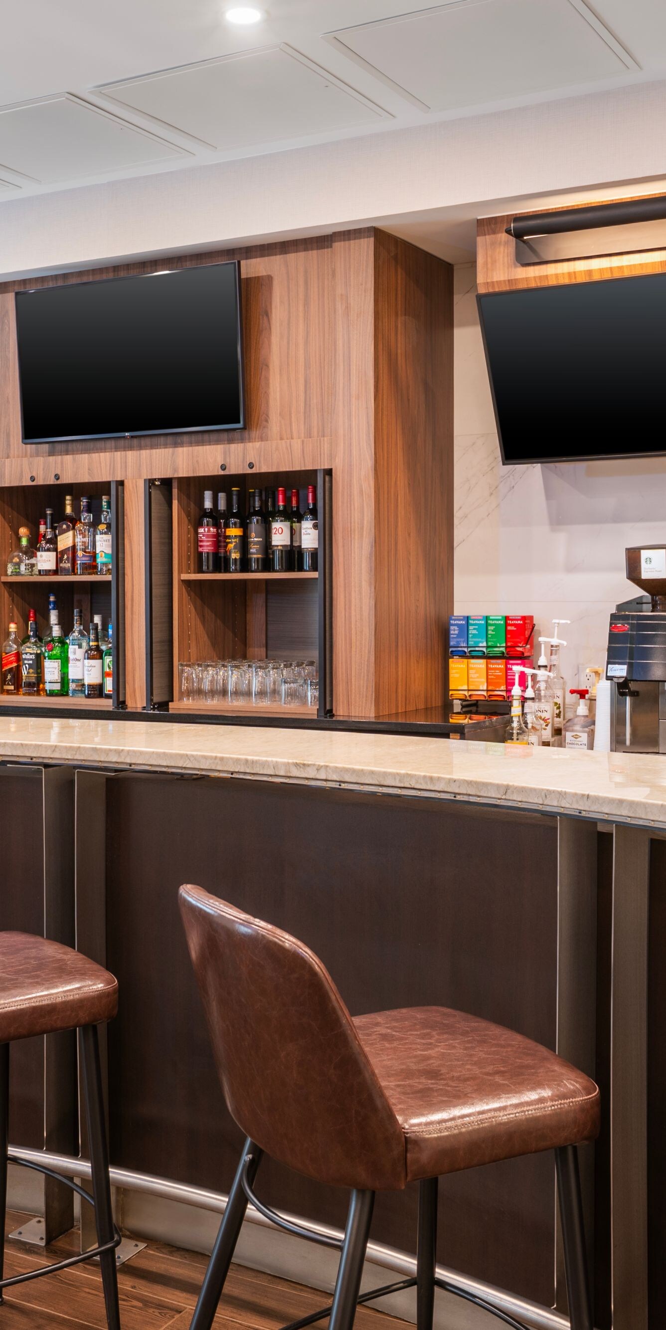 Espace détente du Bistro Bar avec télévisions