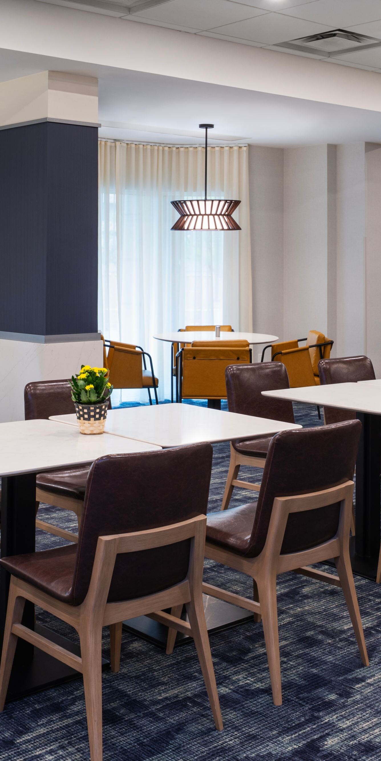 Espace repas du Bistro avec tables