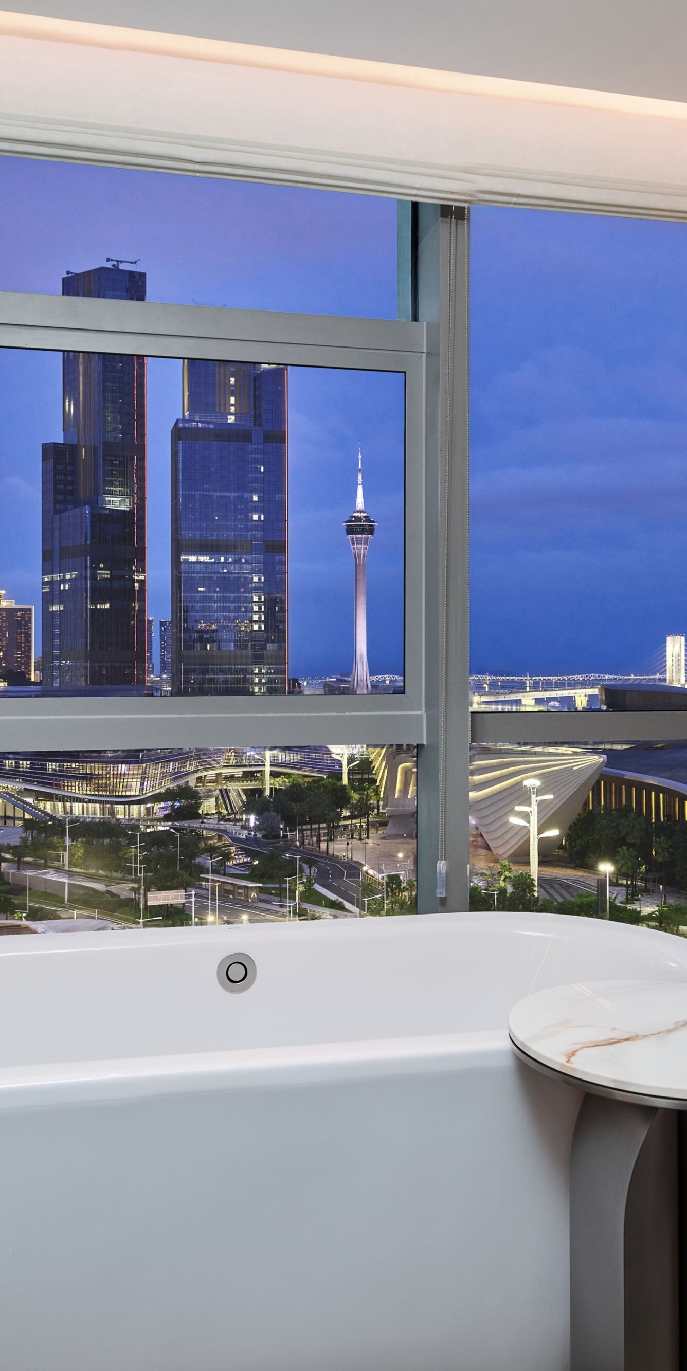 Deluxe Ocean Suite Bathtub