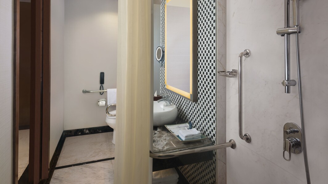バリアフリーのバスルーム - 車椅子用シャワー