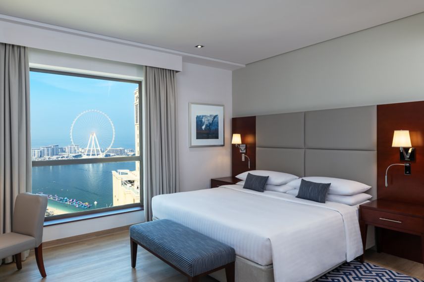 4 Bedroom Suite - master dedroom with a sea view