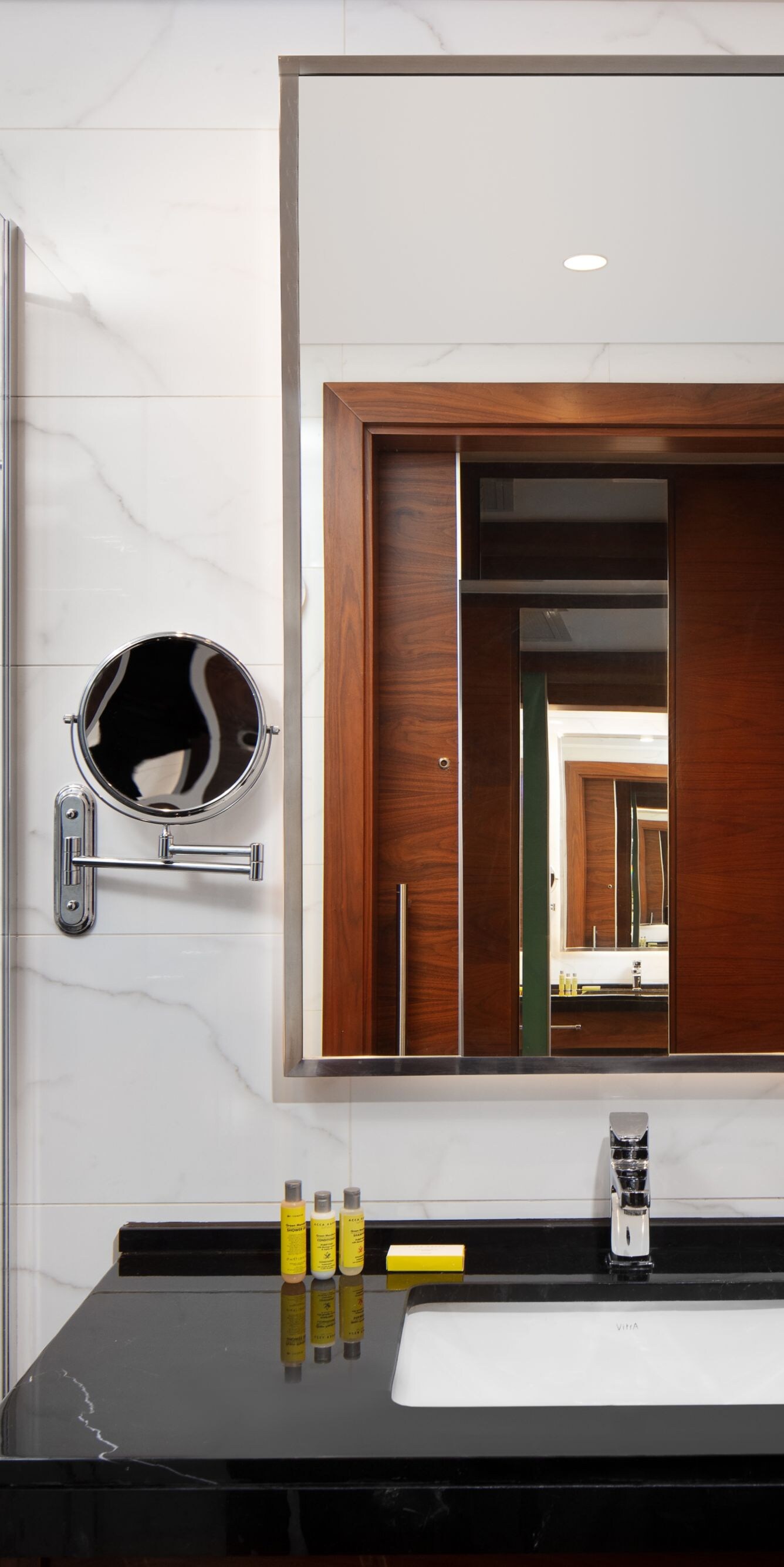 Duş, lavabo ve ayna bulunan modern banyo