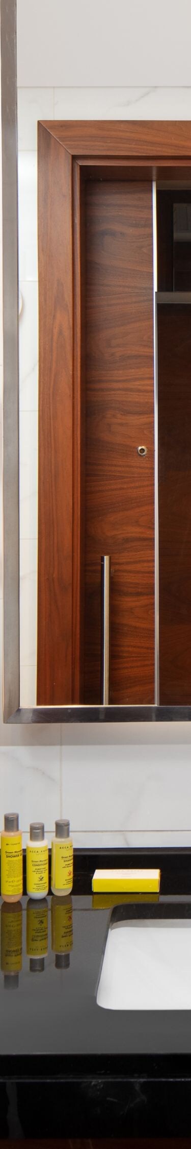 Duş, lavabo ve ayna bulunan modern banyo