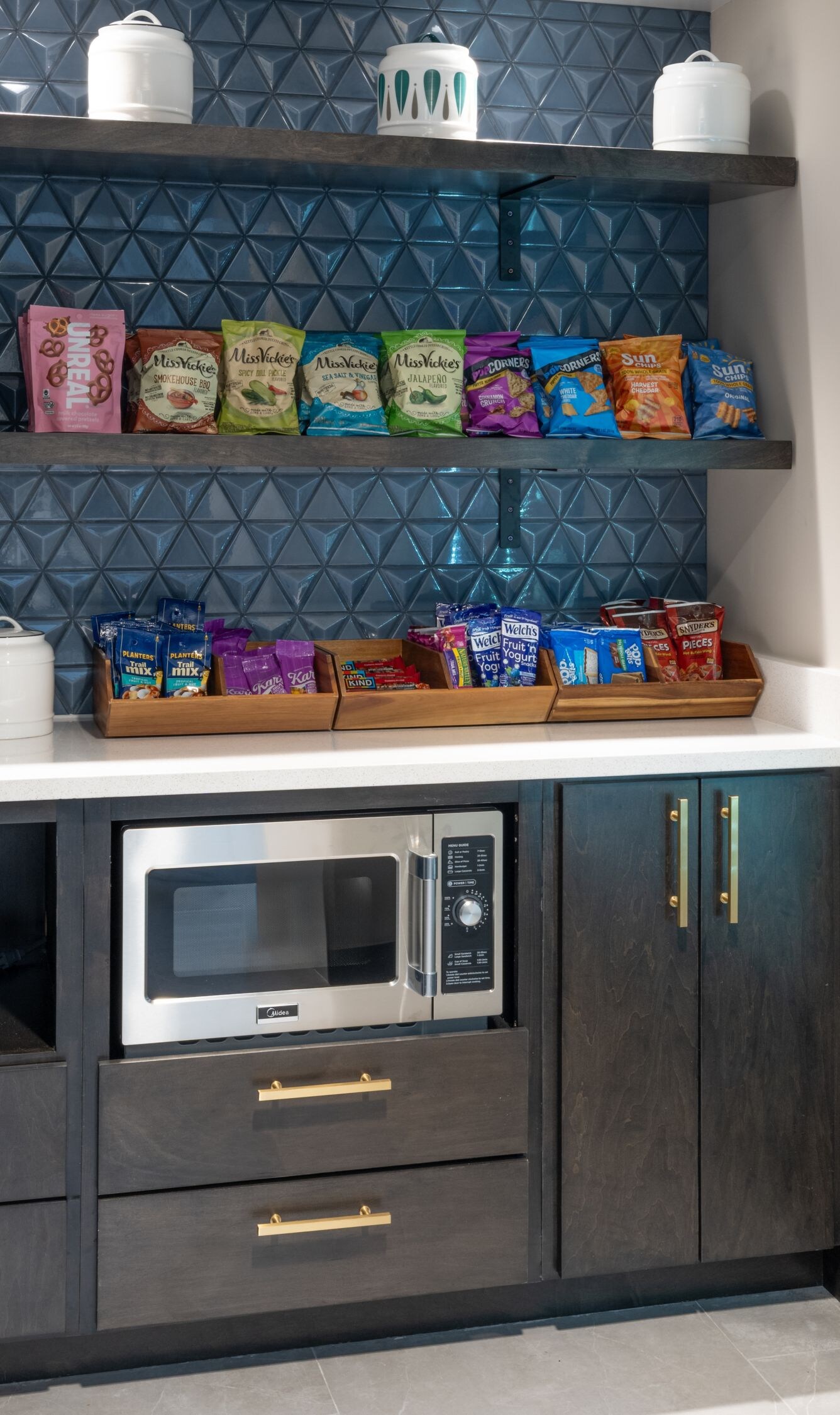 24/7 lobby sundries for snacks near front desk.