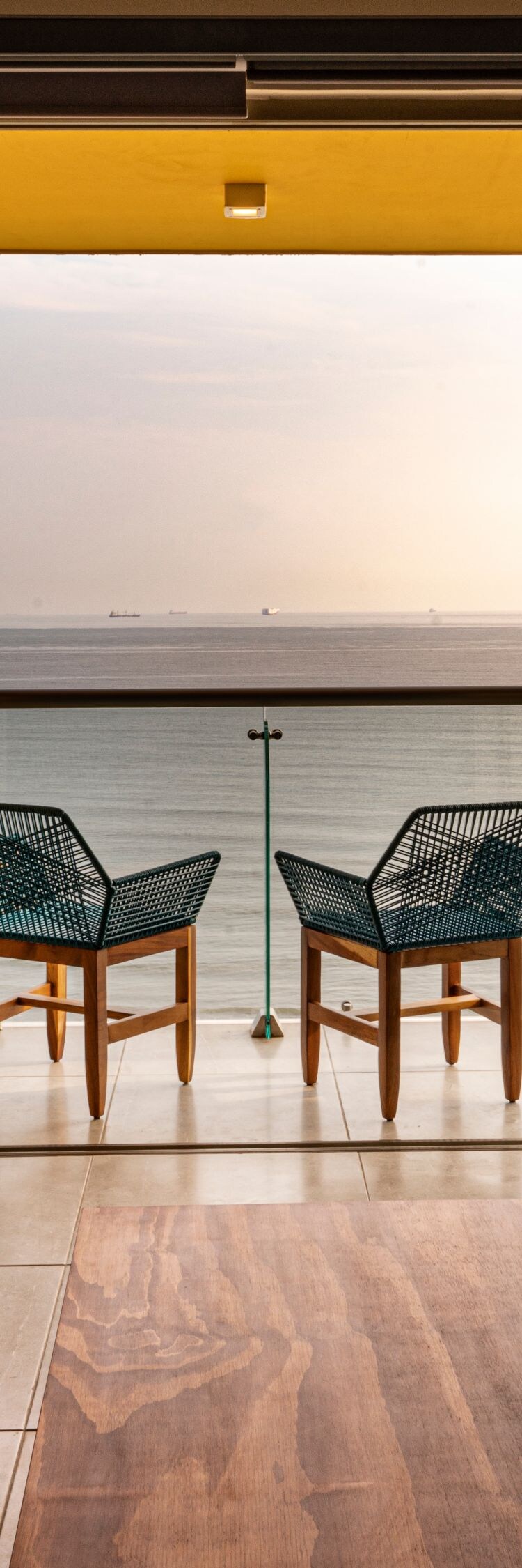 Sala de estar con balcón y vista al mar